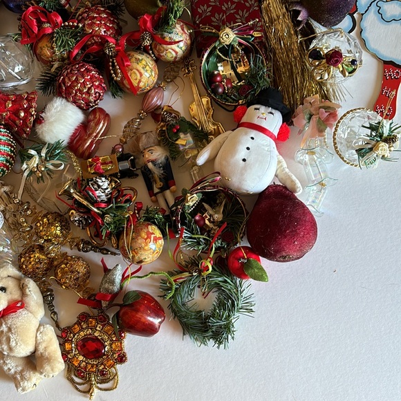 84 Christmas tree ornaments, 2 garlands - Picture 10 of 12